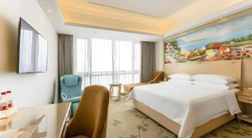 Bed in Vienna Hotel Chongqing Yangjiaping Pedestrian Street Light Railway Station