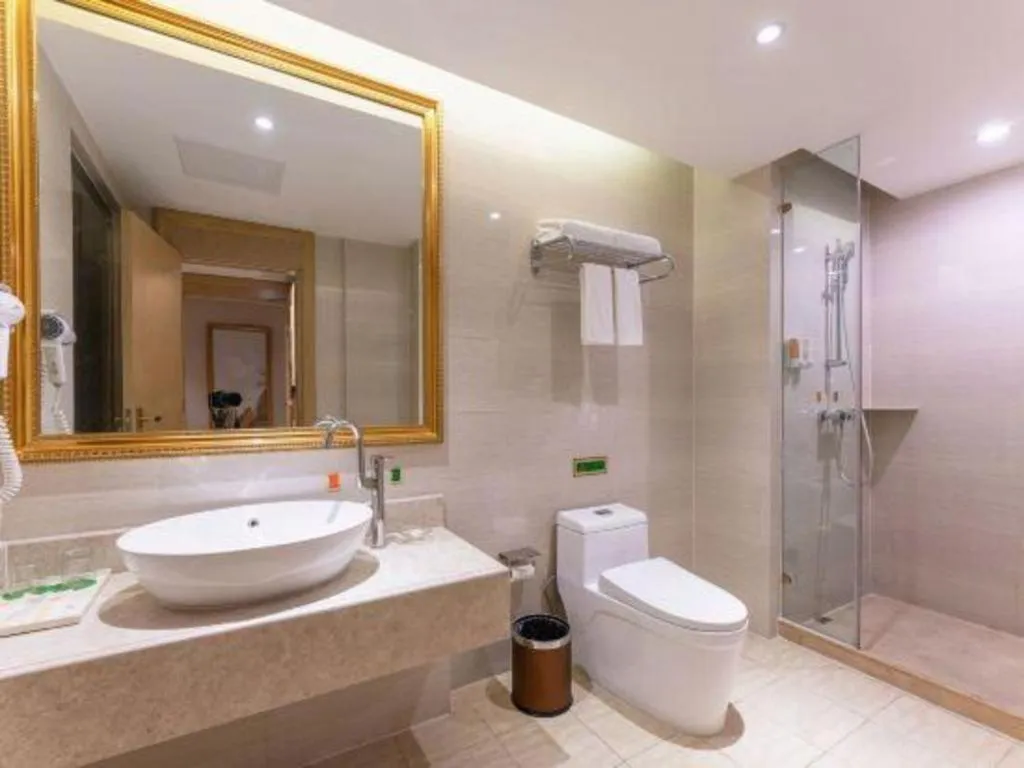 Vienna Hotel Chongqing Yangjiaping Pedestrian Street Light Railway Station