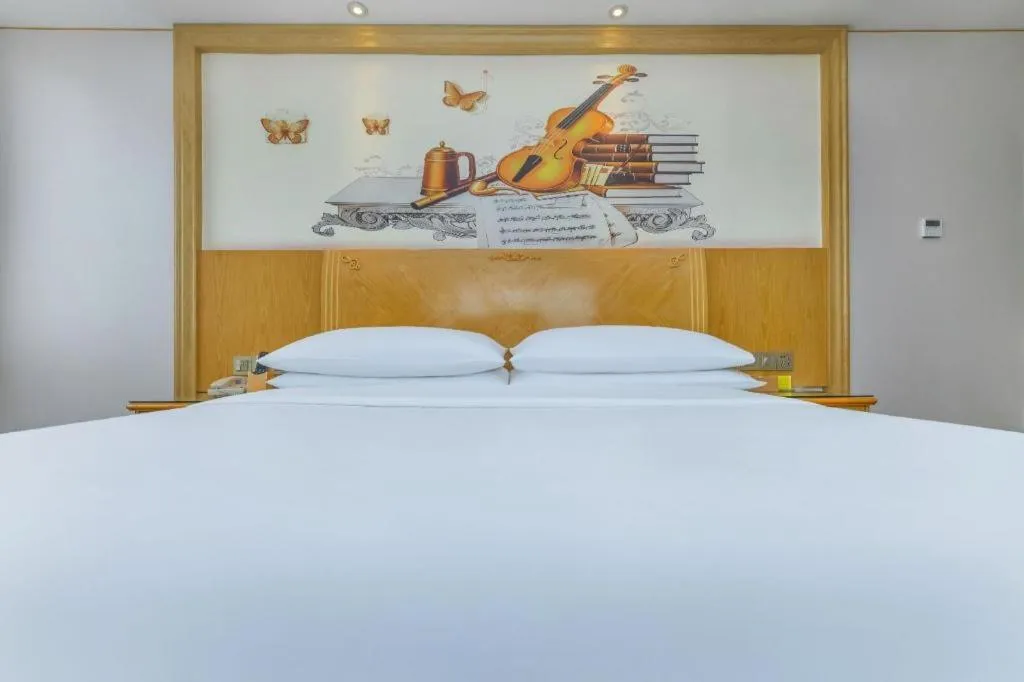 Bed in Vienna Hotel Chongqing Yangjiaping Pedestrian Street Light Railway Station