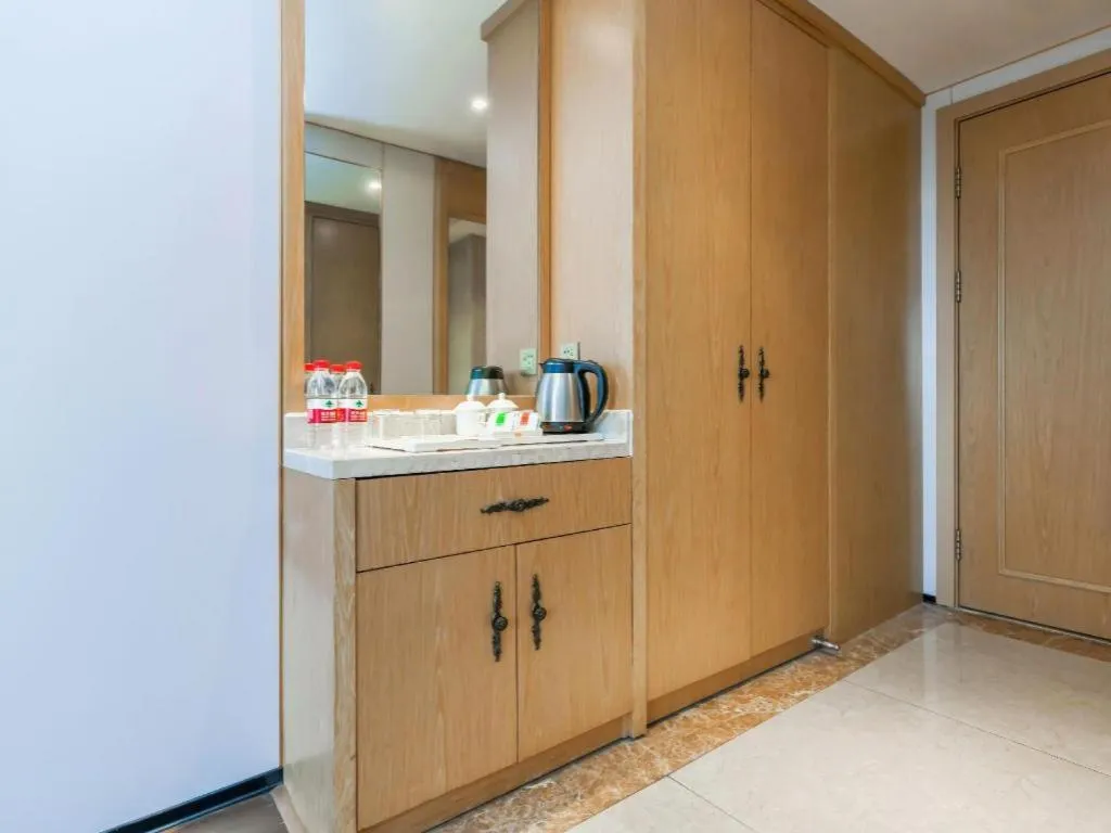 Vienna Hotel Chongqing Yangjiaping Pedestrian Street Light Railway Station