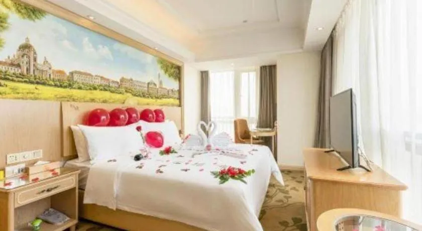 Bed in Vienna Hotel Chongqing Yangjiaping Pedestrian Street Light Railway Station