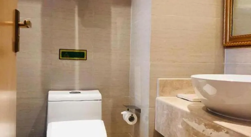 Vienna Hotel Chongqing Yangjiaping Pedestrian Street Light Railway Station