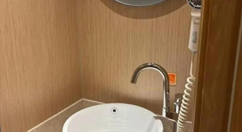 Vienna Hotel Chongqing Yangjiaping Pedestrian Street Light Railway Station