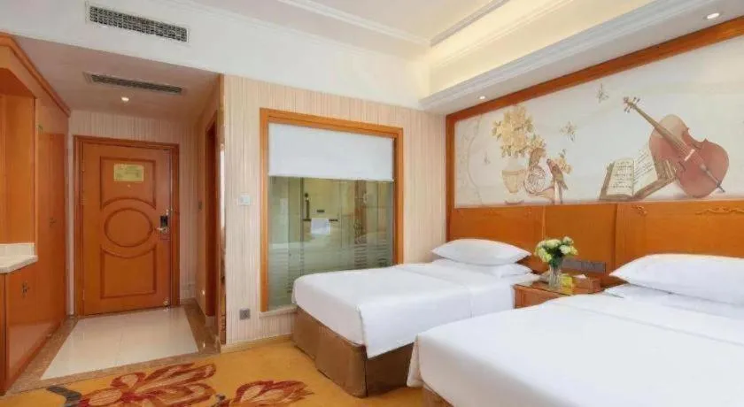 Bed in Vienna Hotel Xi'an Xijing Hospital Tonghuamen Metro Station