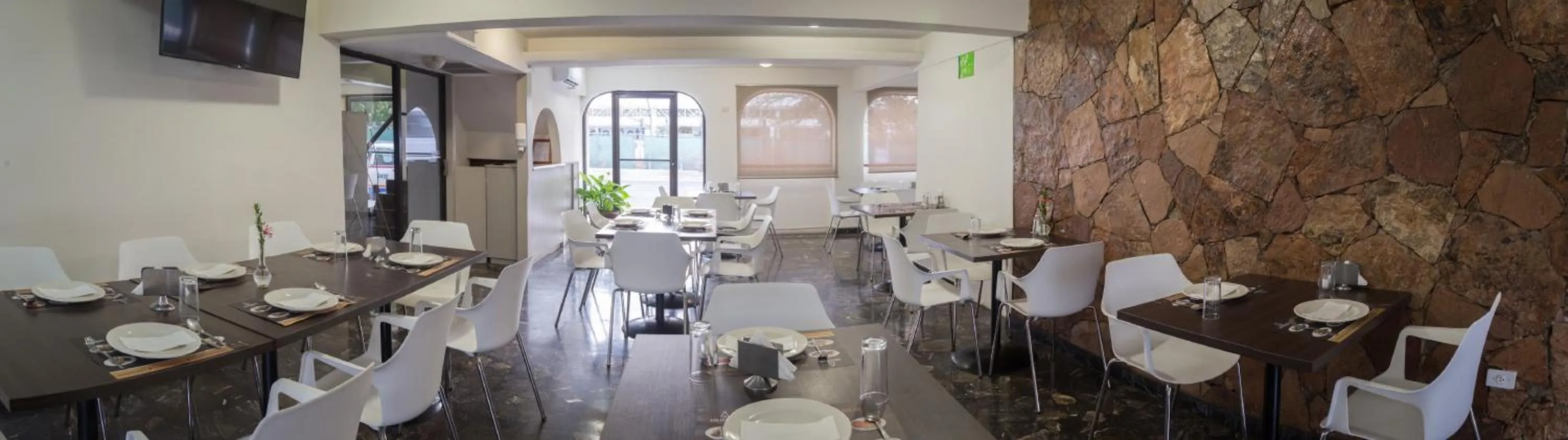 Restaurant/places to eat in Hotel La Riviera