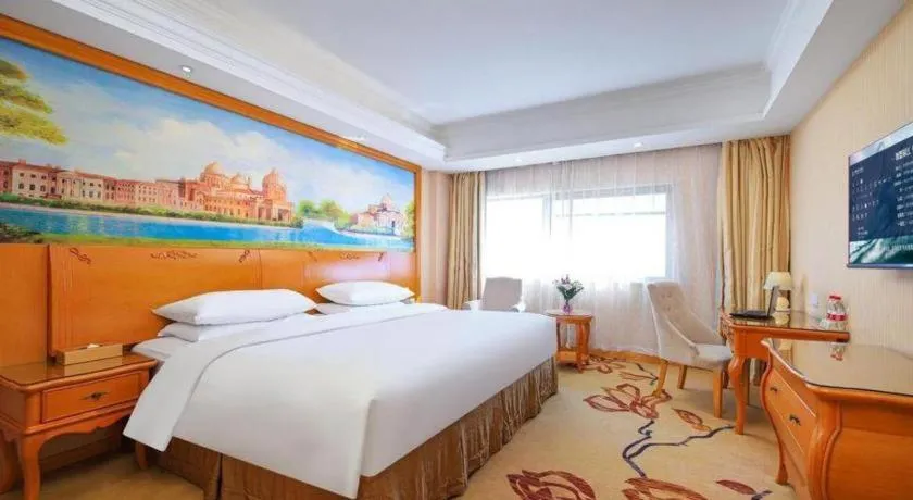 Bed in Vienna Hotel Suzhou Yangcheng Lake Fashion Stage