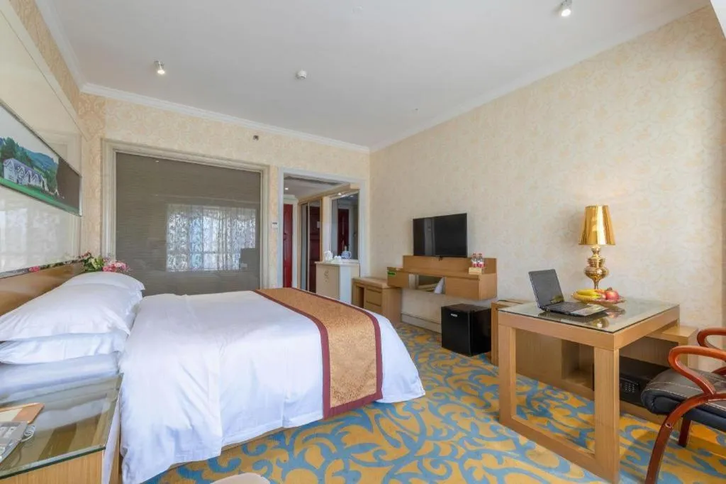 Bed in Vienna Hotel Guangdong Zhuhai Mingzhu Station Guozheng