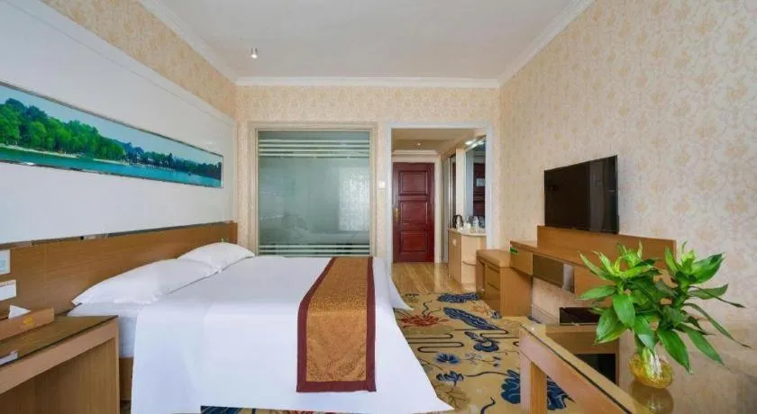 Bed in Vienna Hotel Guangdong Zhuhai Mingzhu Station Guozheng