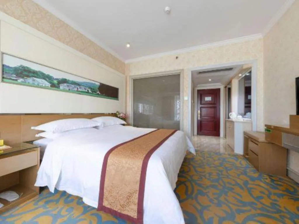 Bed in Vienna Hotel Guangdong Zhuhai Mingzhu Station Guozheng