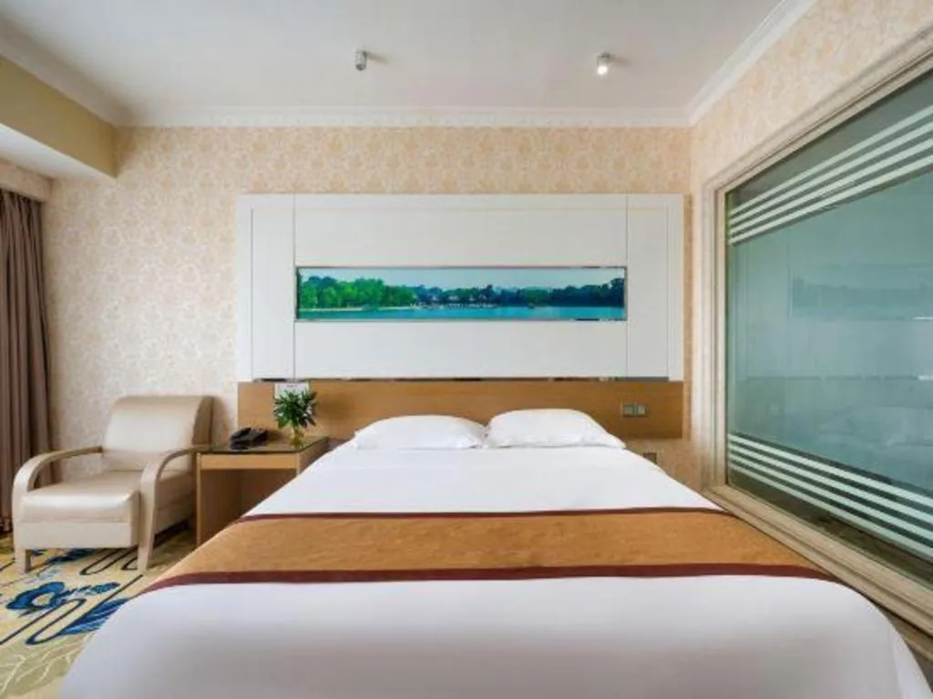 Bed in Vienna Hotel Guangdong Zhuhai Mingzhu Station Guozheng