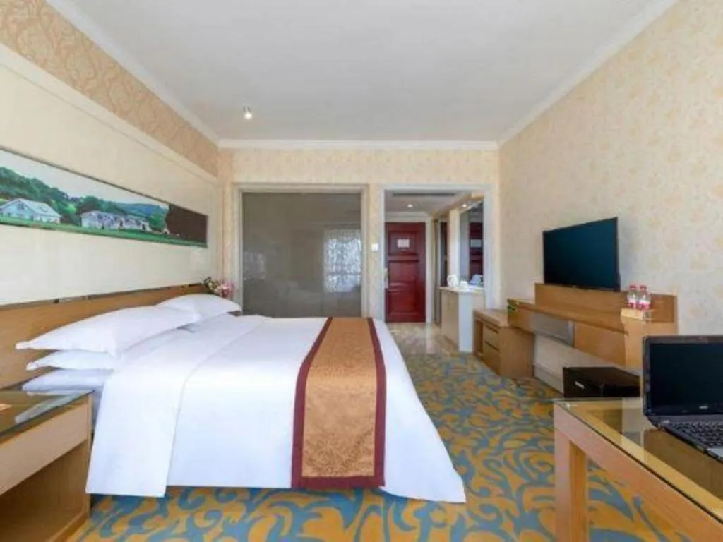 Bed in Vienna Hotel Guangdong Zhuhai Mingzhu Station Guozheng