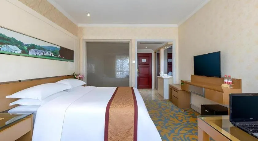 Bed in Vienna Hotel Guangdong Zhuhai Mingzhu Station Guozheng