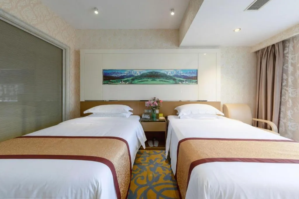 Bed in Vienna Hotel Guangdong Zhuhai Mingzhu Station Guozheng