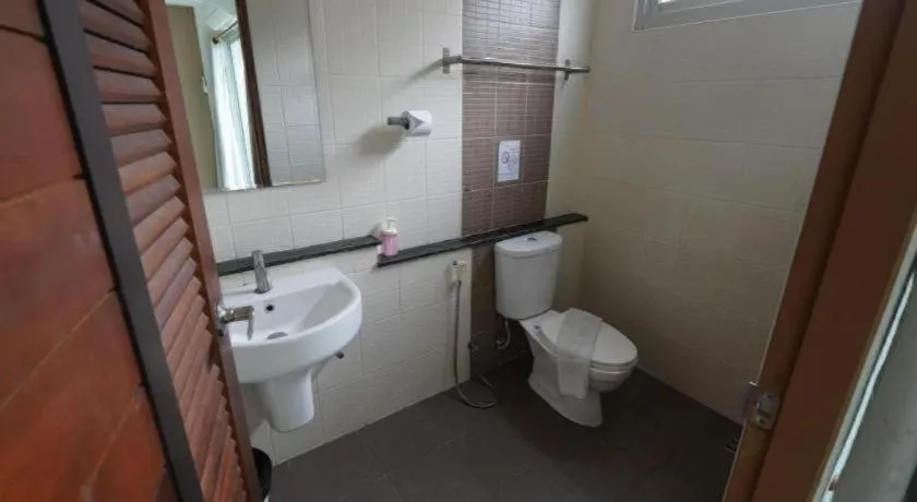 RoomQuest Chiang Mai Tha Sala