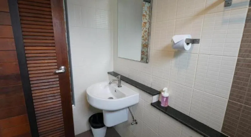 RoomQuest Chiang Mai Tha Sala