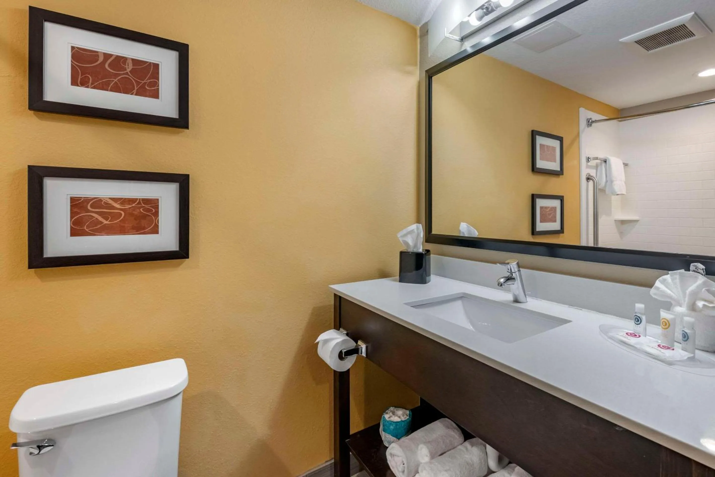 Bedroom in Comfort Suites Fort Lauderdale Airport South & Cruise Port