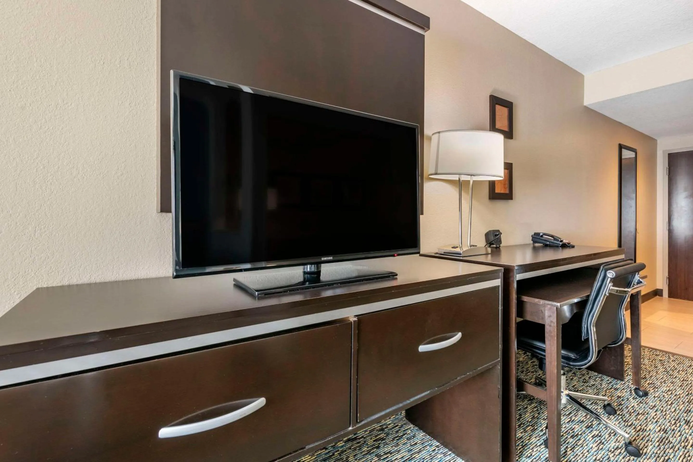Bedroom in Comfort Suites Fort Lauderdale Airport South & Cruise Port