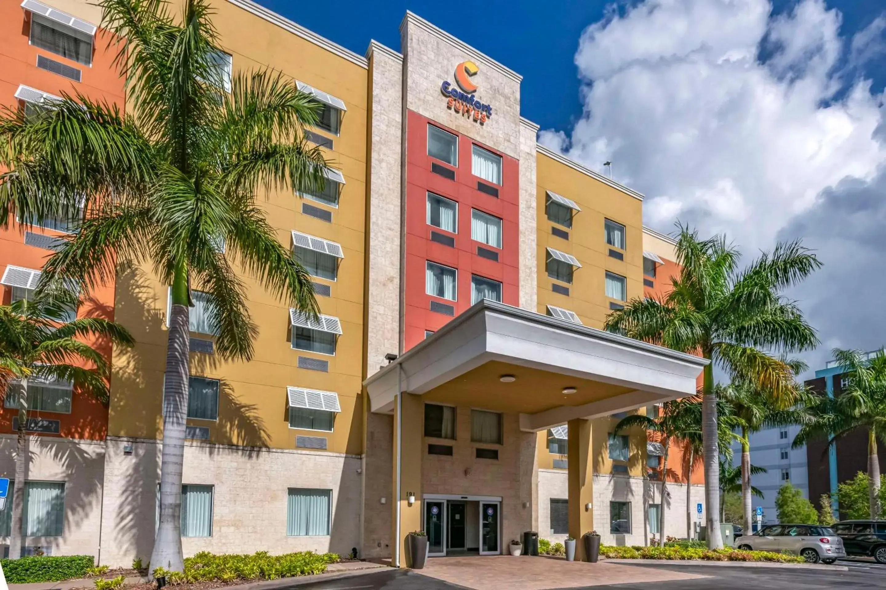 Property building in Comfort Suites Fort Lauderdale Airport South & Cruise Port Property building in Comfort Suites Fort Lauderdale Airport South & Cruise Port