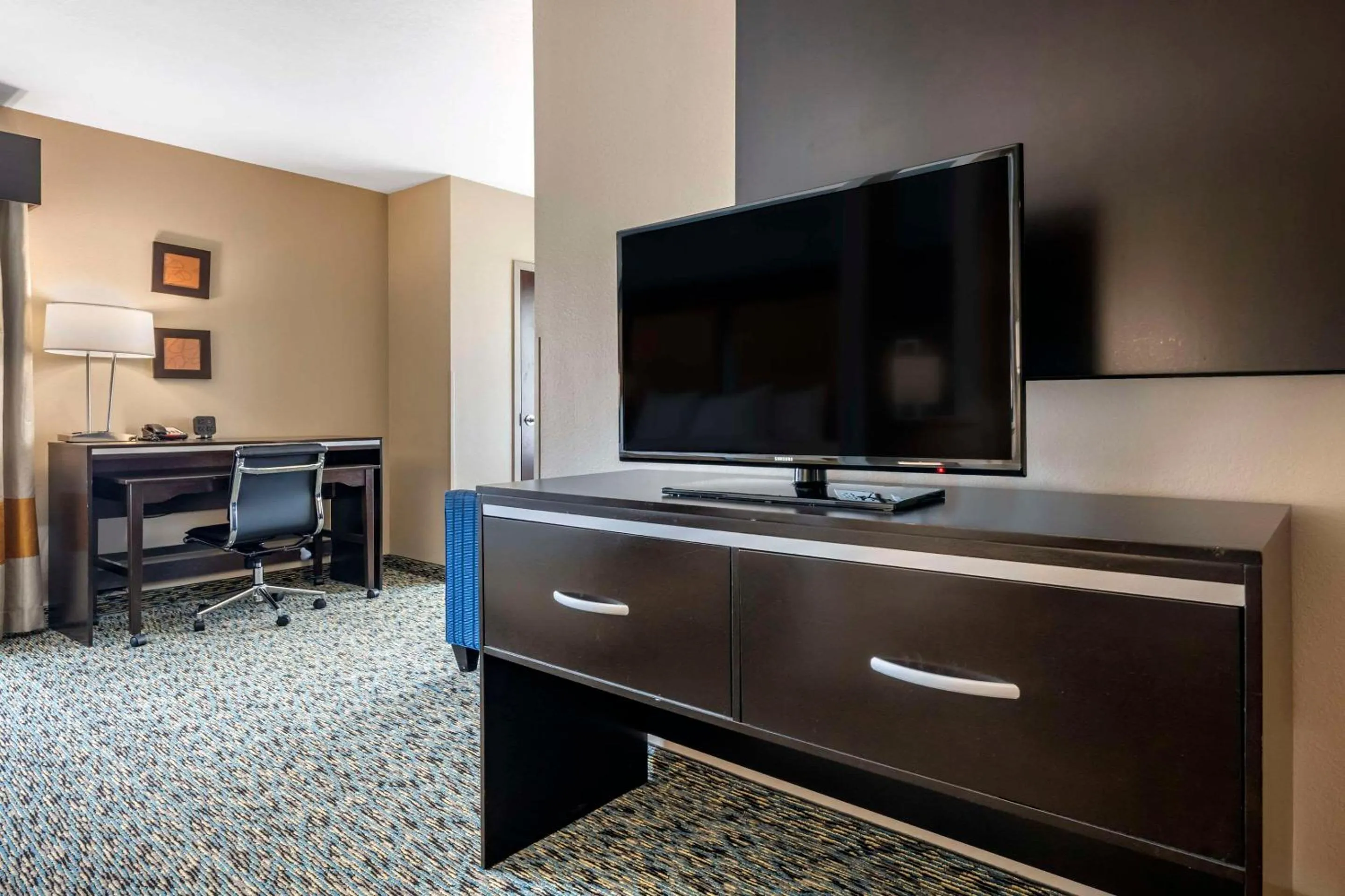 Bedroom in Comfort Suites Fort Lauderdale Airport South & Cruise Port