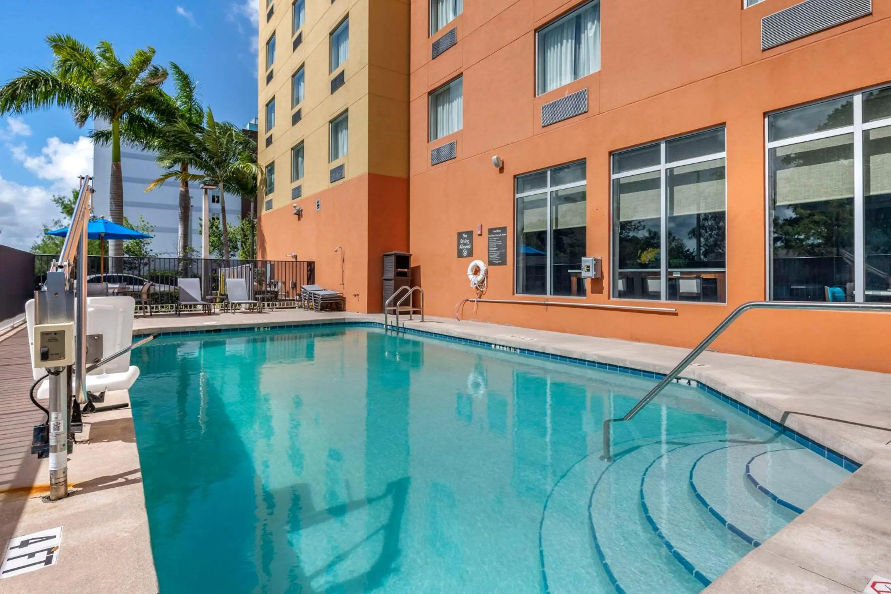 Swimming pool in Comfort Suites Fort Lauderdale Airport South & Cruise Port