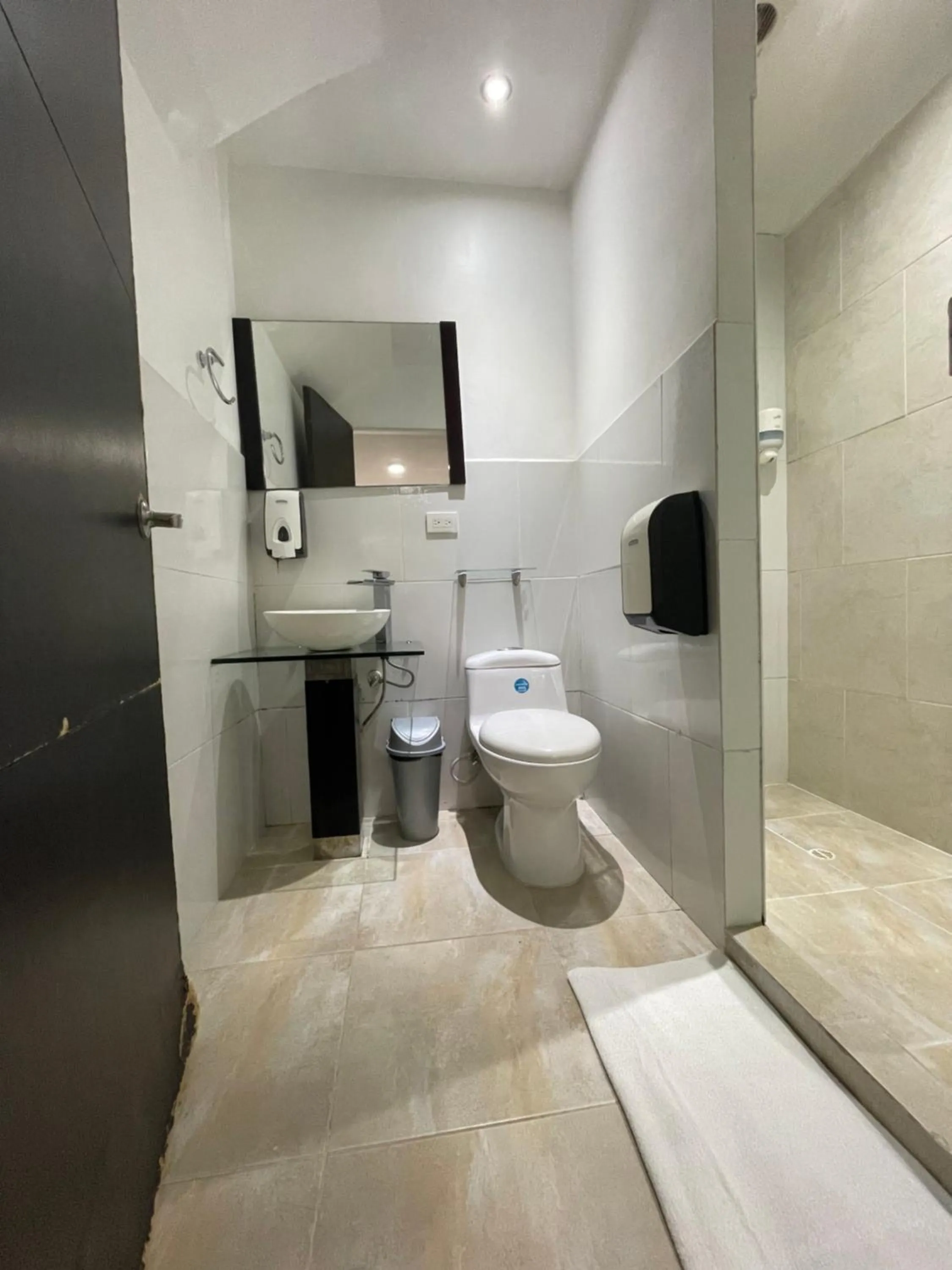 Bathroom in Hostal Lleras Calle 8