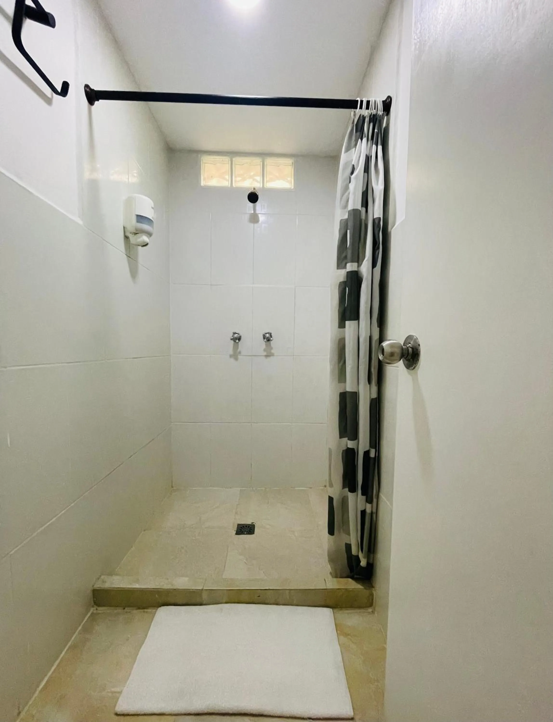 Shower in Hostal Lleras Calle 8