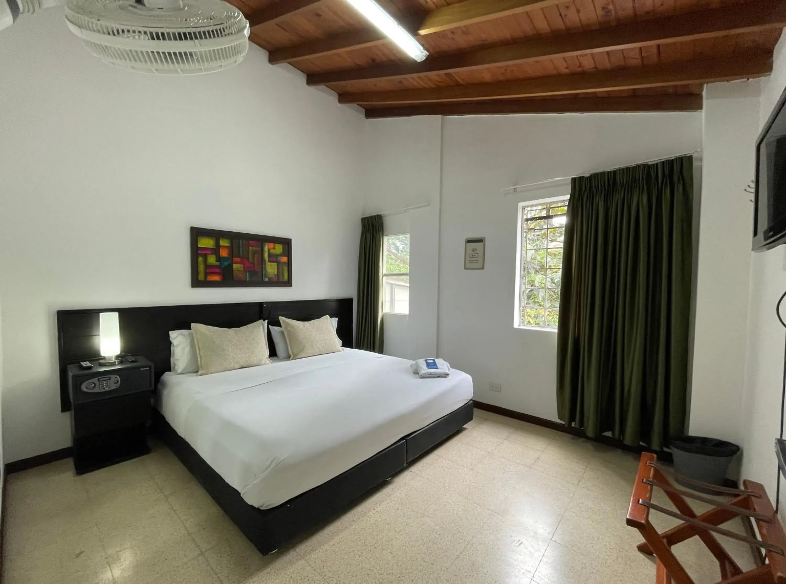 Standard Double Room with Shared Bathroom in Hostal Lleras Calle 8 Standard Double Room with Shared Bathroom in Hostal Lleras Calle 8