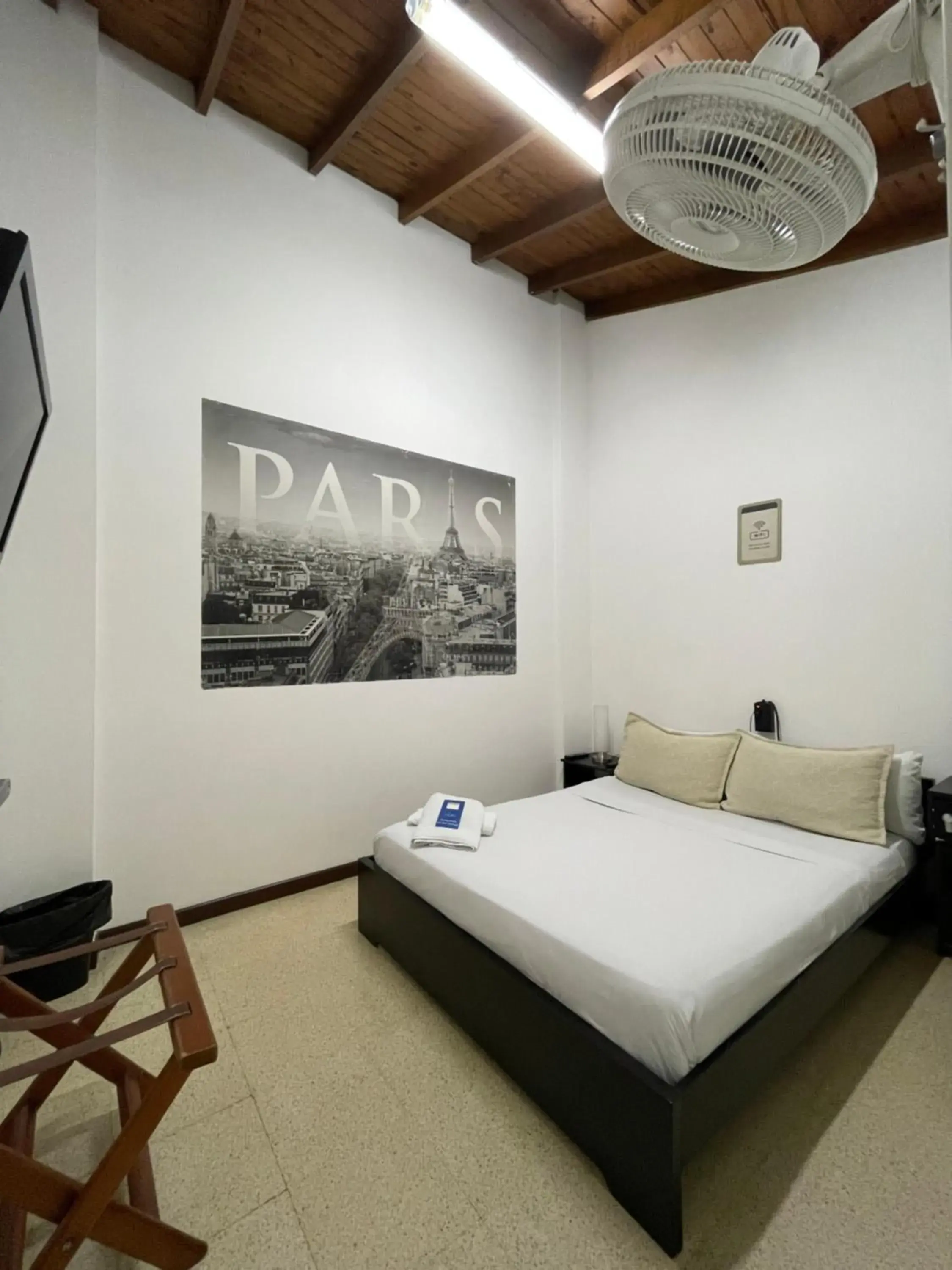 Standard Double Room with Shared Bathroom in Hostal Lleras Calle 8 Standard Double Room with Shared Bathroom in Hostal Lleras Calle 8