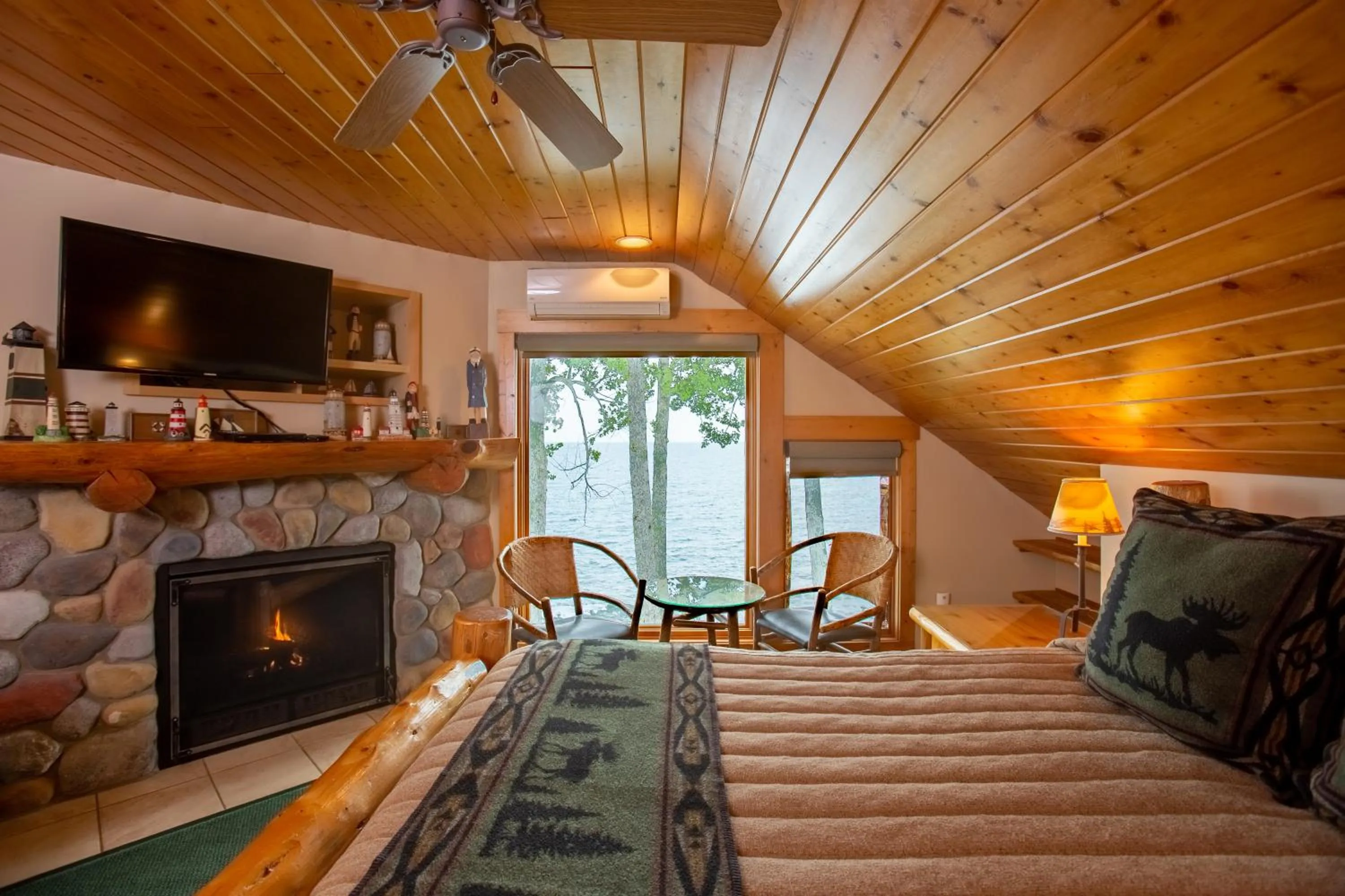 Lake view, Bed in Grand Superior Lodge