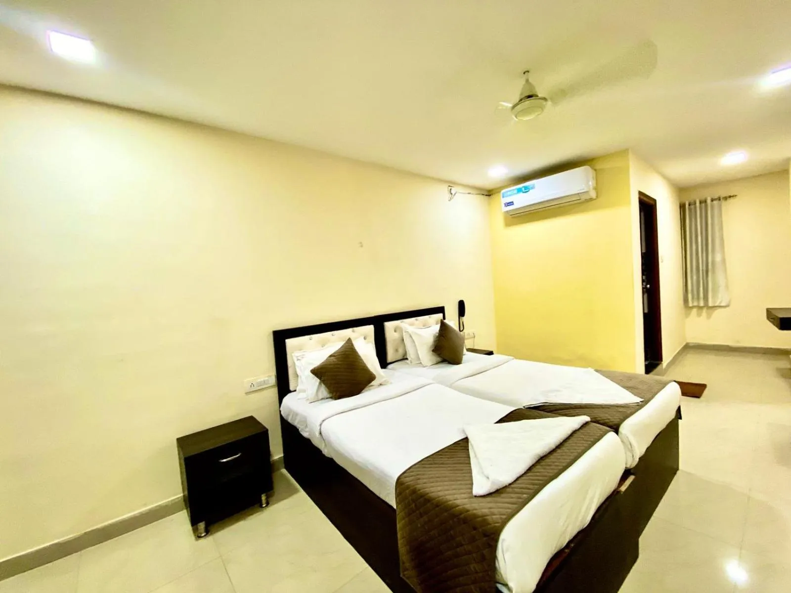 Property building, Bed in Hotel Sky Park