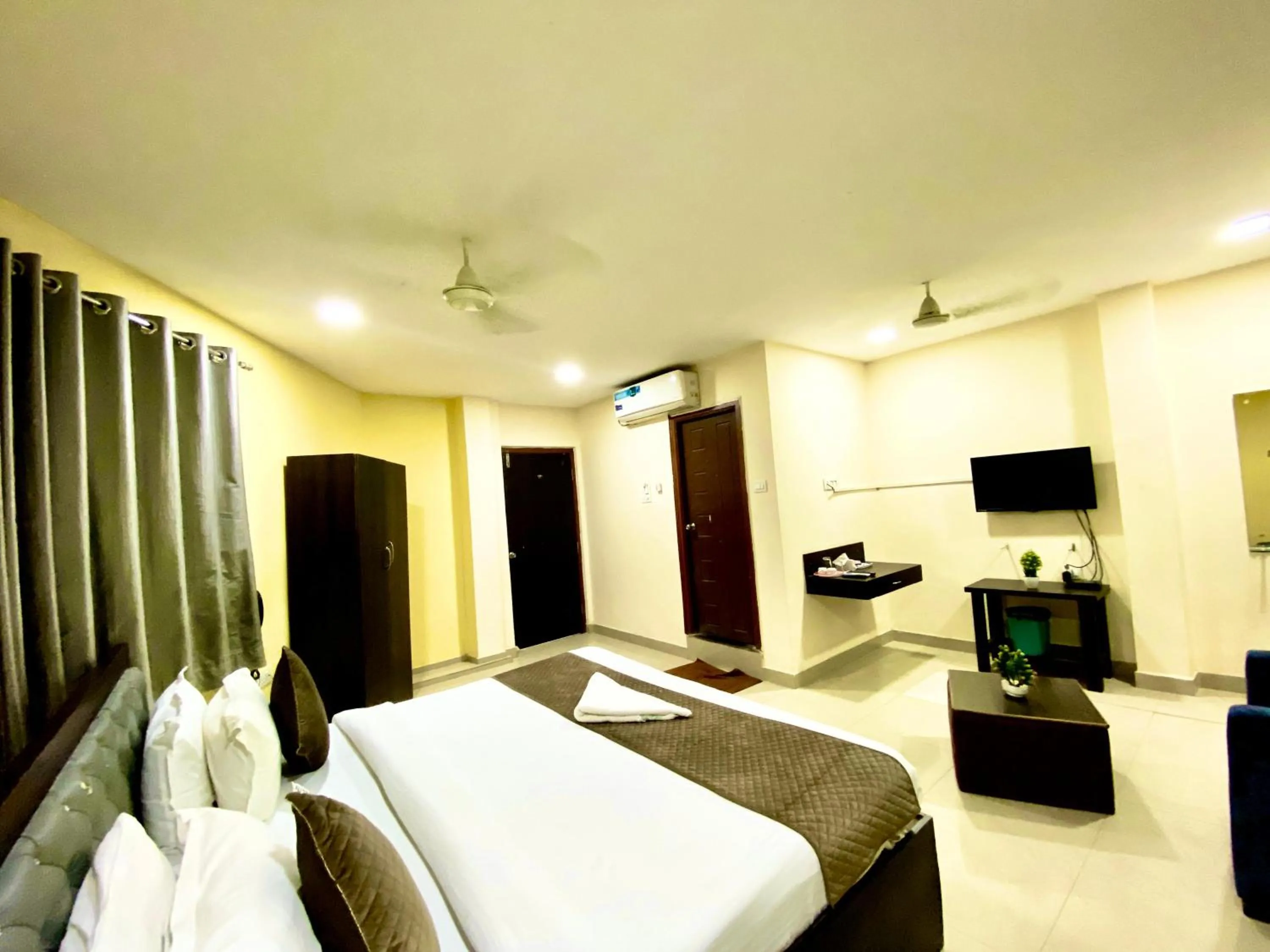 Property building, Bed in Hotel Sky Park