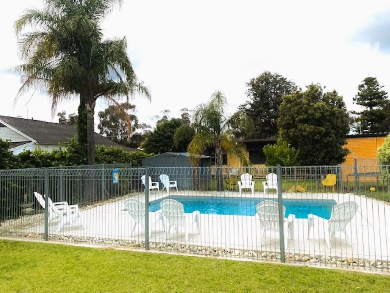 Swimming pool in Rochester Motel
