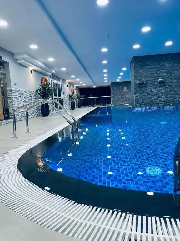 Swimming pool in Dubai Marina - 1BHK Apartment