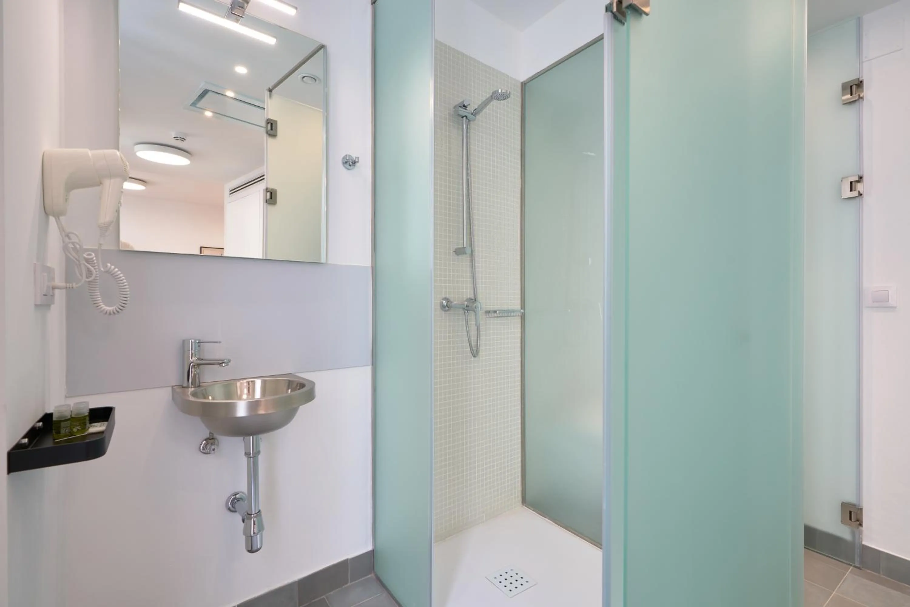 Bathroom in Naranjas y Limones, by Homing U