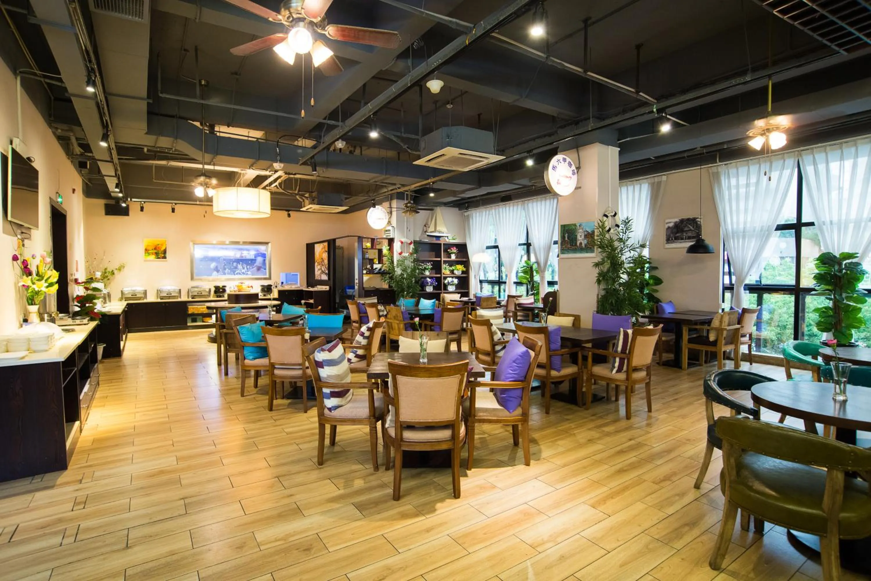 Buffet breakfast in Aqueen Hotel Zhuhai