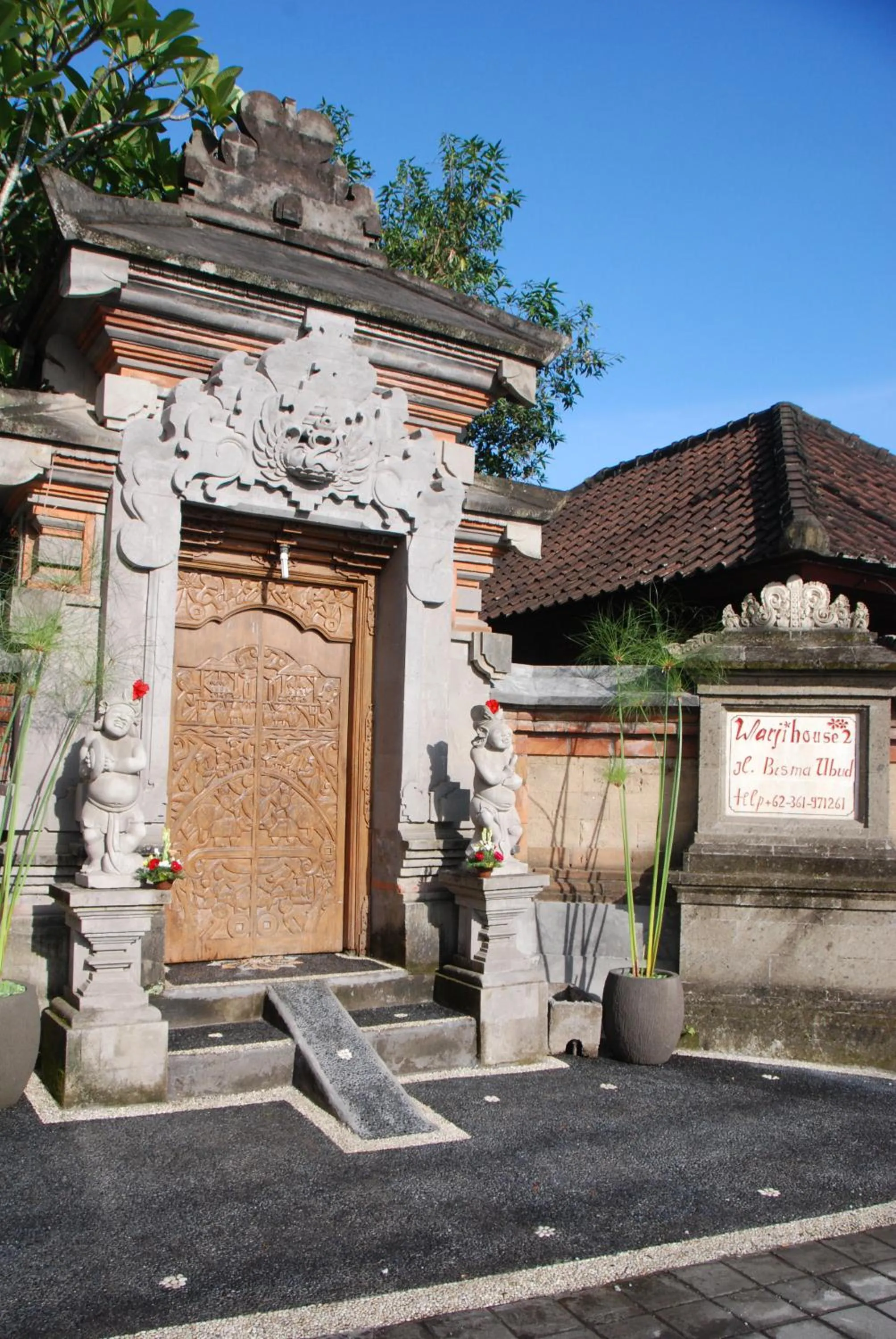 Facade/entrance in Warji House 2 Bisma