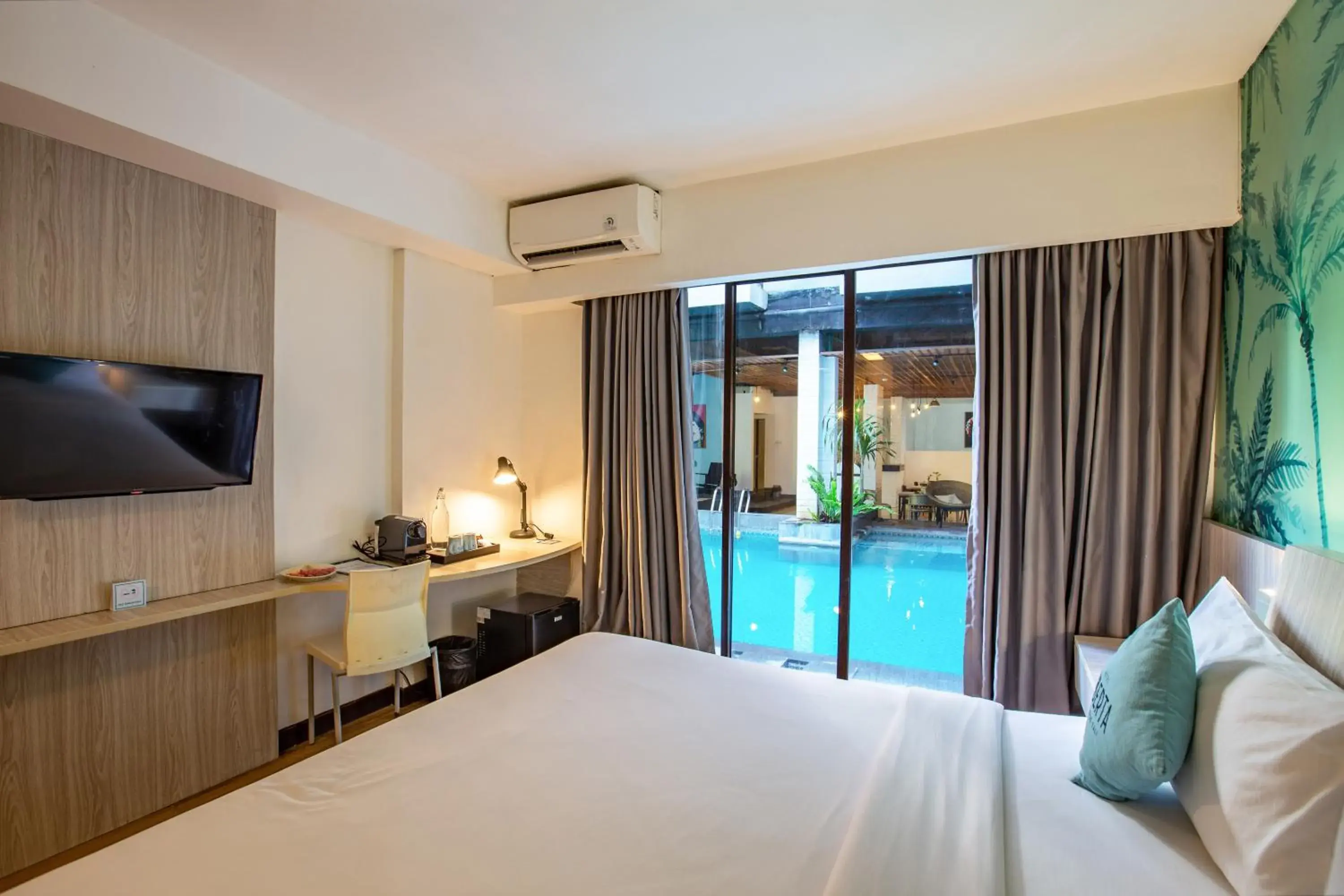 Pool view, Bed in Liberta Seminyak Hotel Pool view, Bed in Liberta Seminyak Hotel