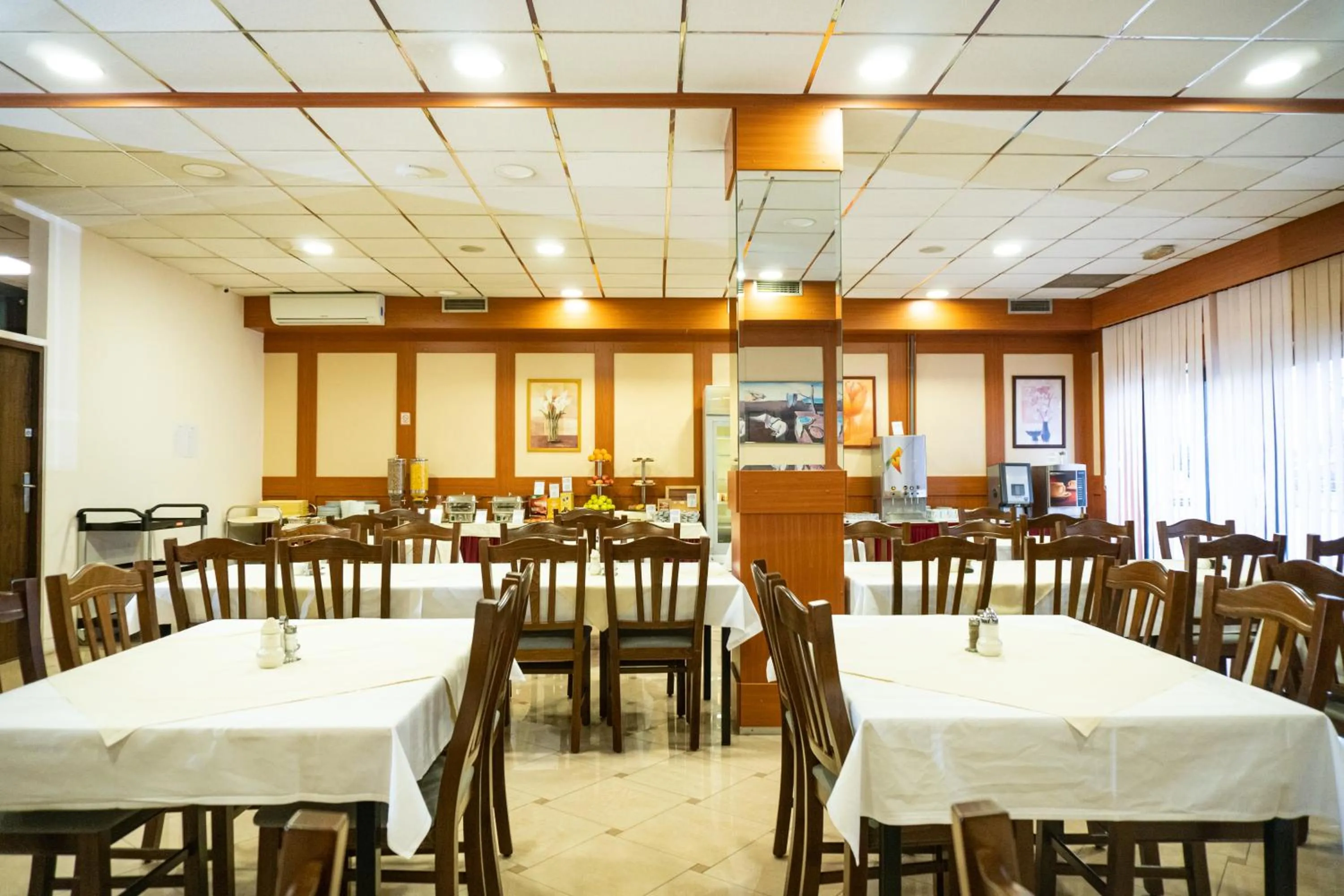 Restaurant/places to eat in Hotel Europa