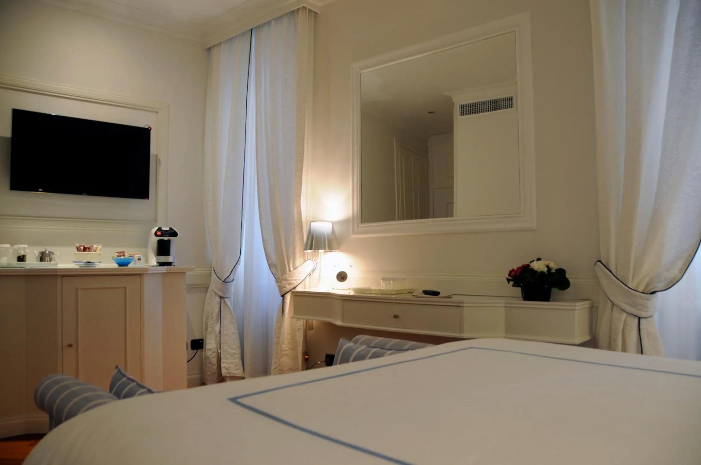 Photo of the whole room, Bed in Suite Fontana di Trevi
