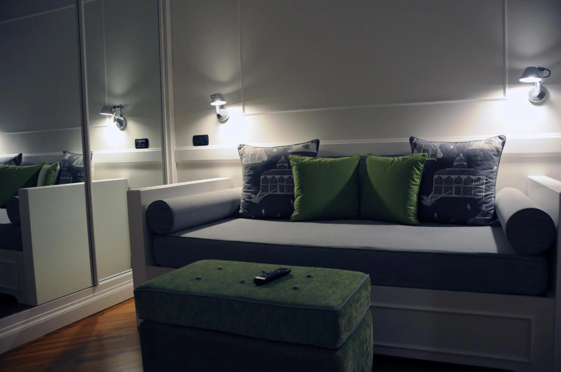 Living room, Bed in Suite Fontana di Trevi