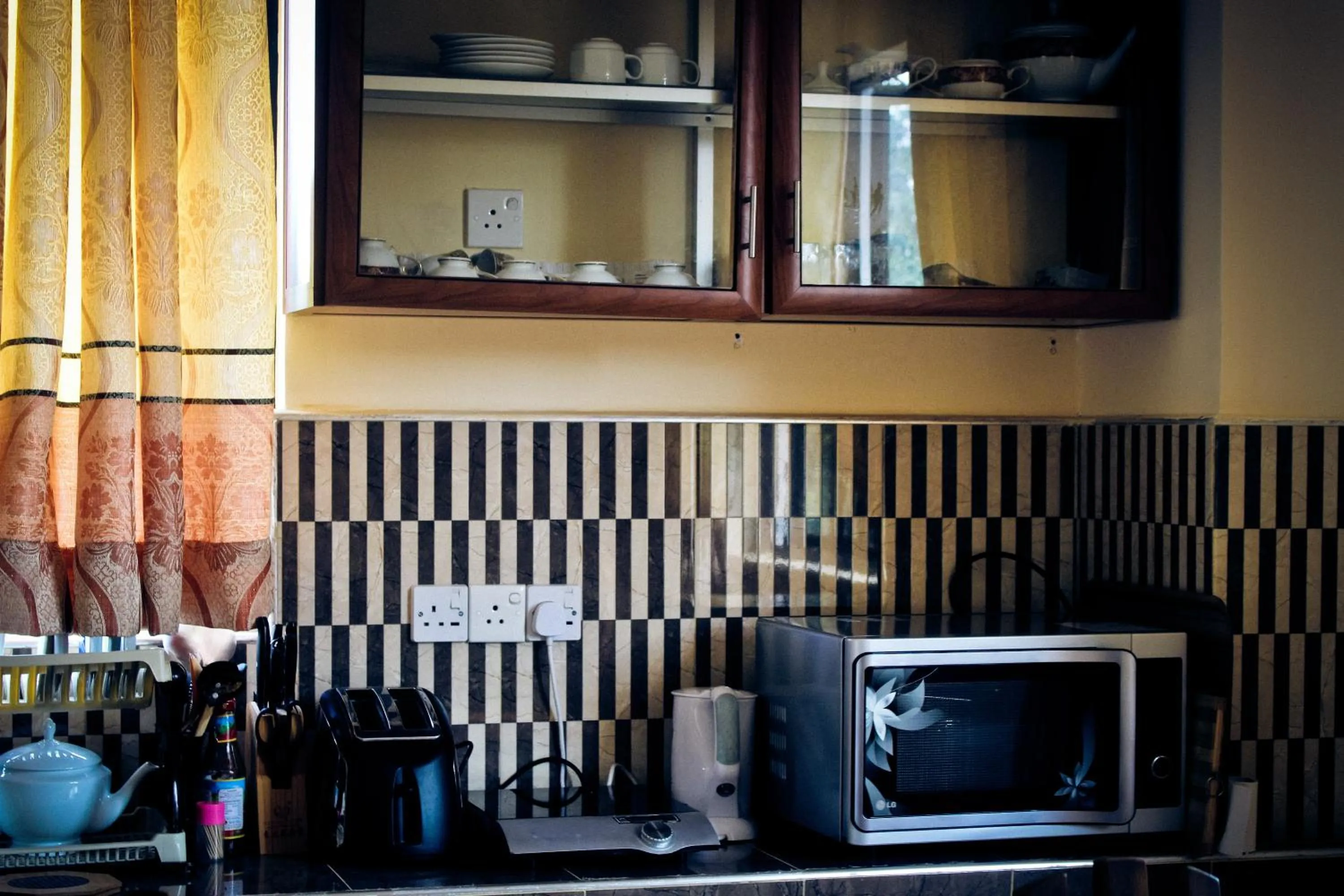 Communal kitchen in Suwani Pinnawala Homestay