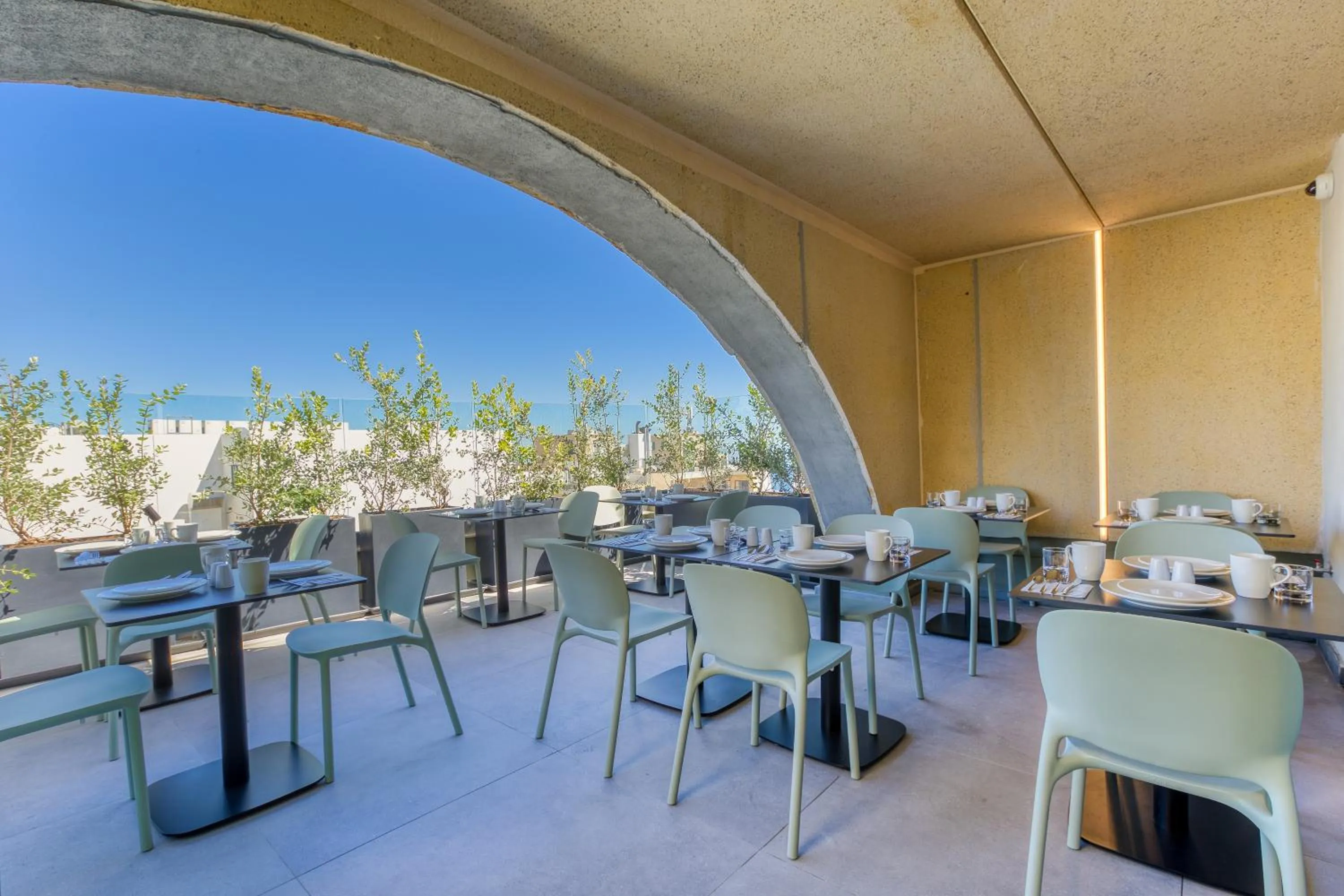 Restaurant/places to eat in JL Hotel