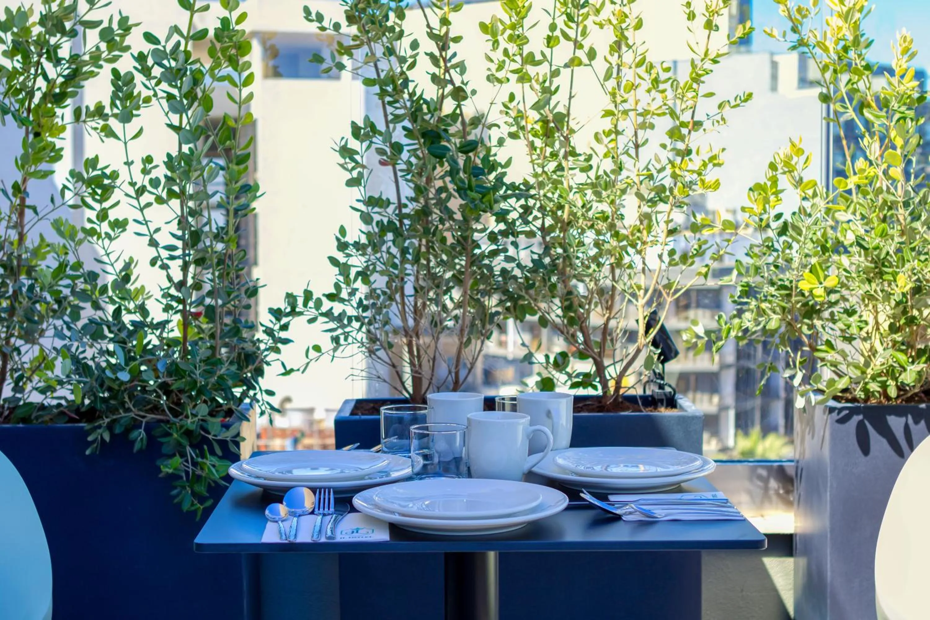 Restaurant/places to eat in JL Hotel