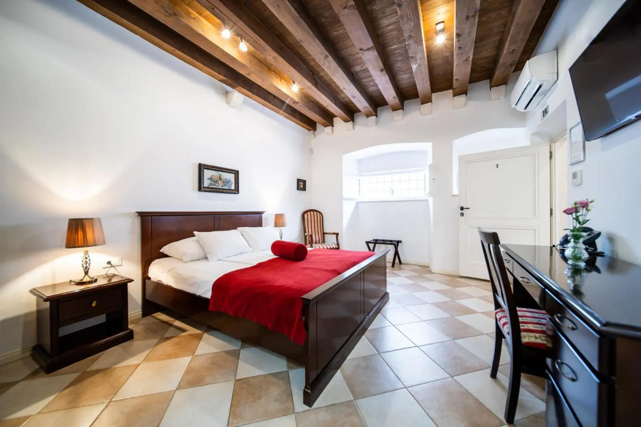 Bed in SUNce Palace Apartments with free offsite parking Bed in SUNce Palace Apartments with free offsite parking