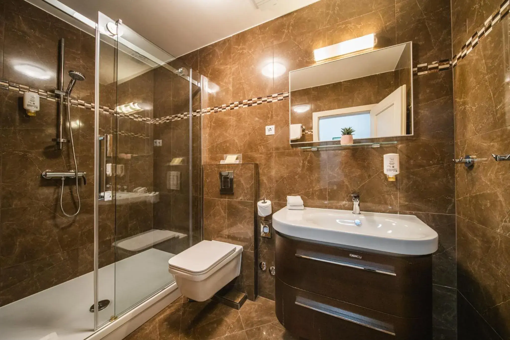 Shower in SUNce Palace Apartments with free offsite parking Shower in SUNce Palace Apartments with free offsite parking