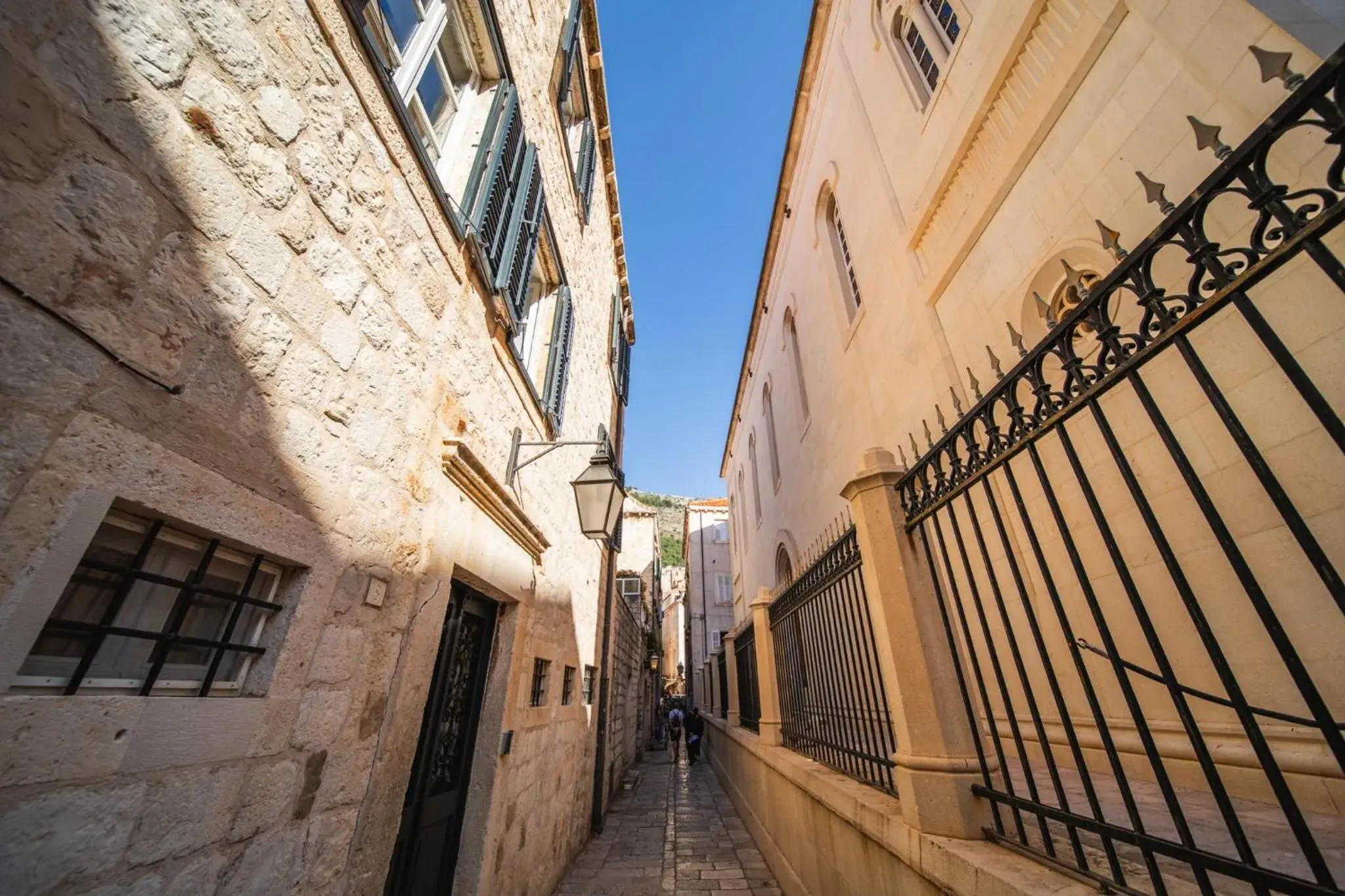 Property building in SUNce Palace Apartments with free offsite parking Property building in SUNce Palace Apartments with free offsite parking