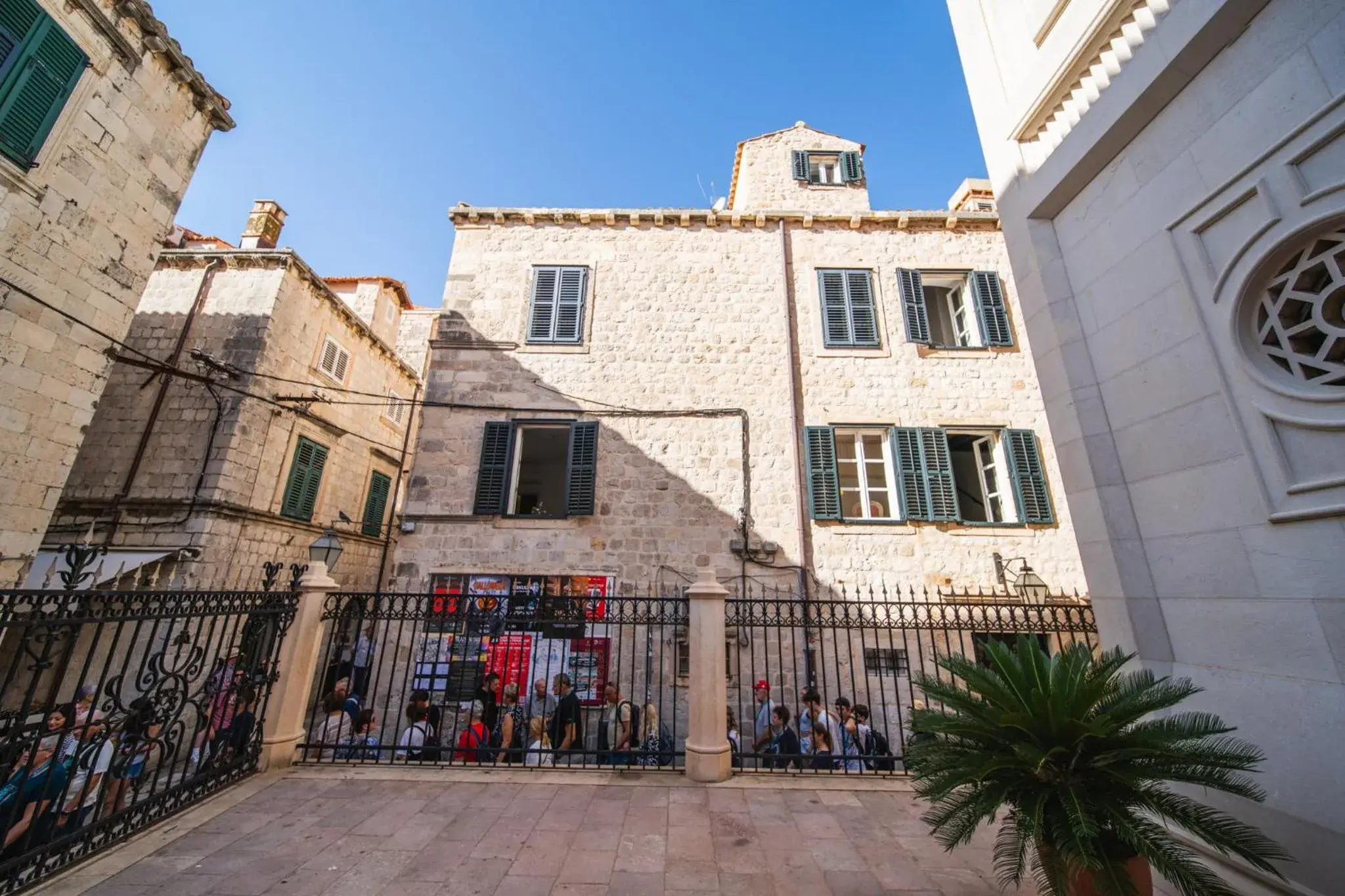 Property building in SUNce Palace Apartments with free offsite parking Property building in SUNce Palace Apartments with free offsite parking