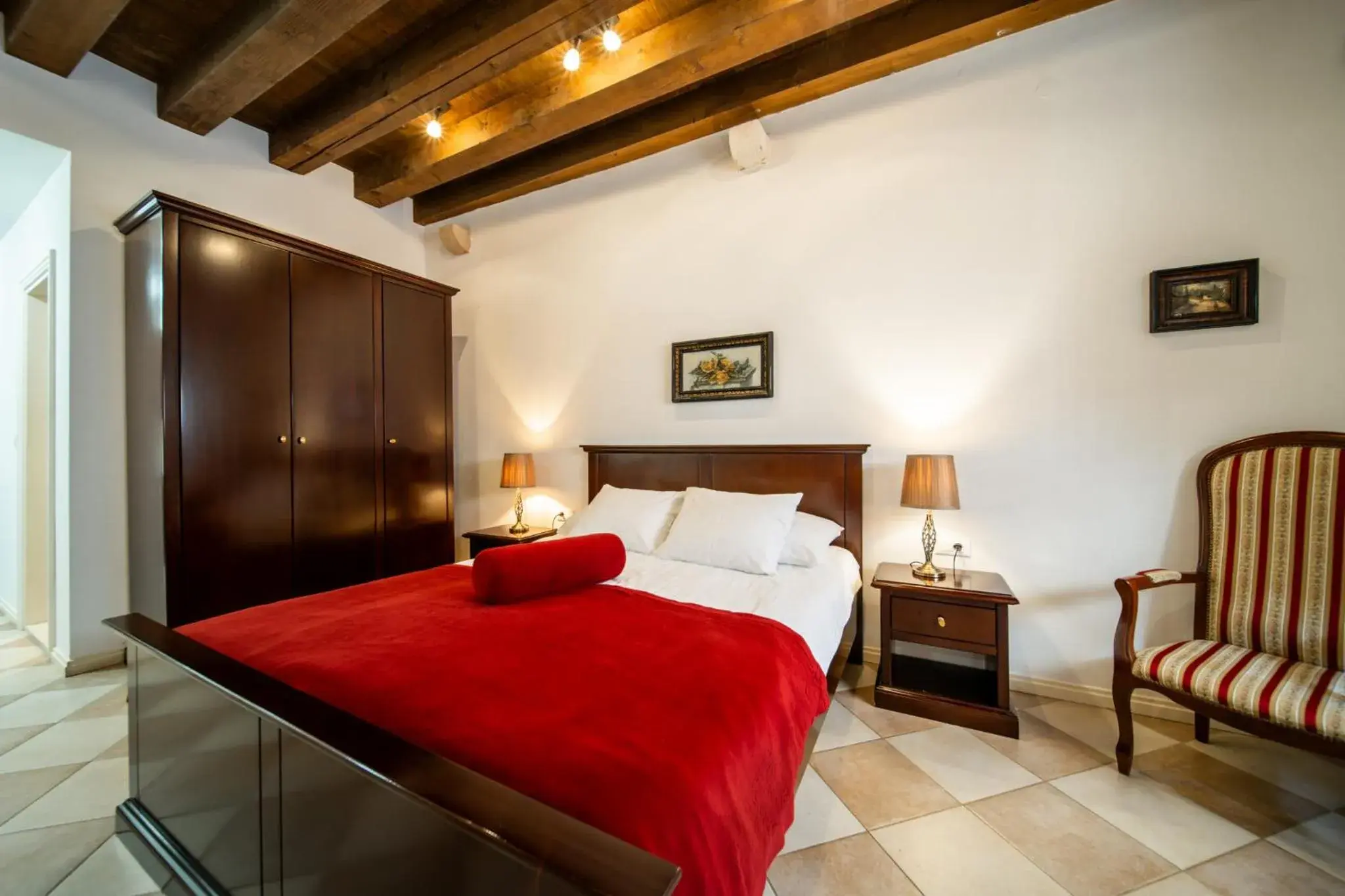 Bed in SUNce Palace Apartments with free offsite parking Bed in SUNce Palace Apartments with free offsite parking