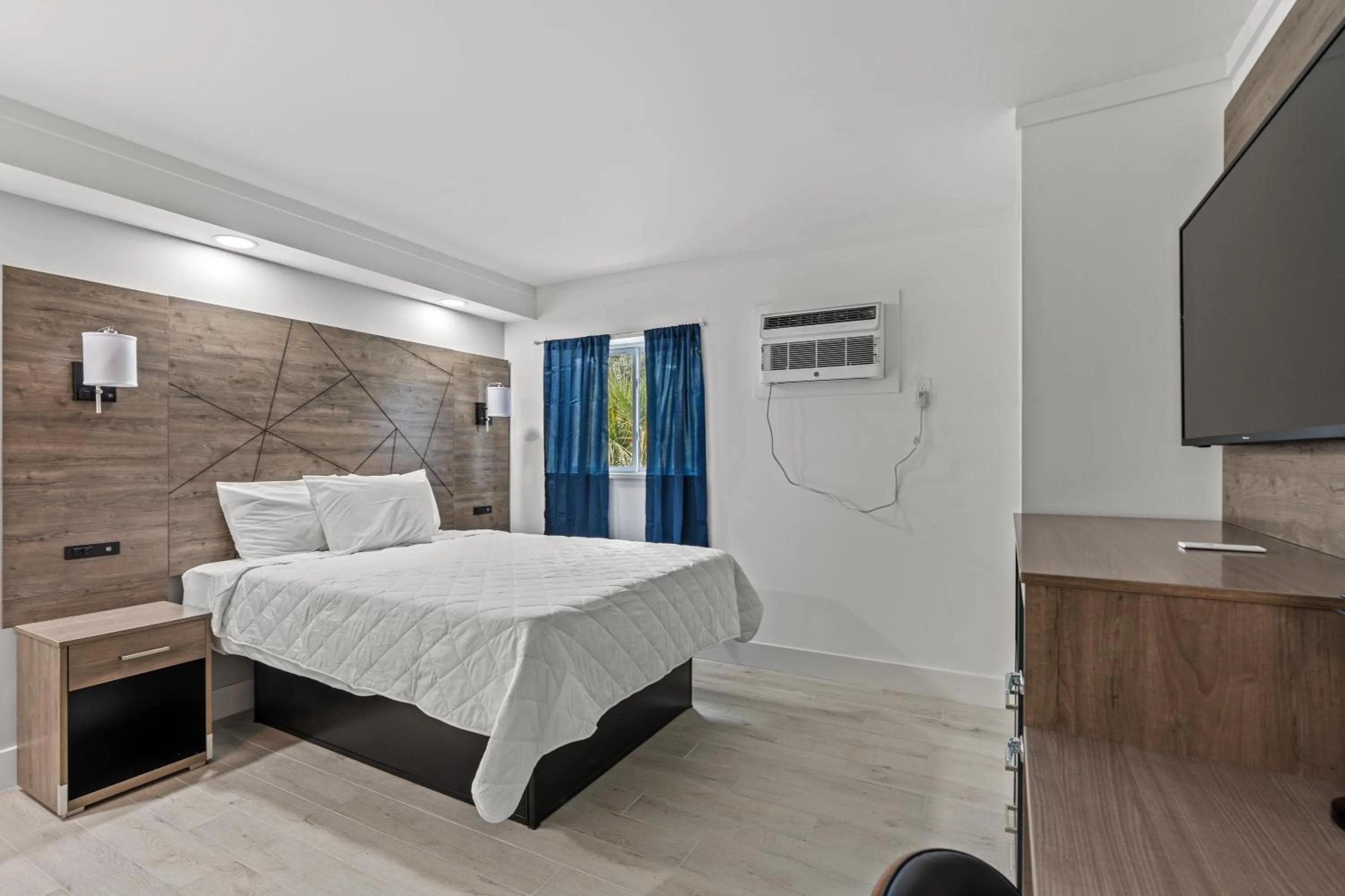 Bedroom, Bed in Fin's Inn