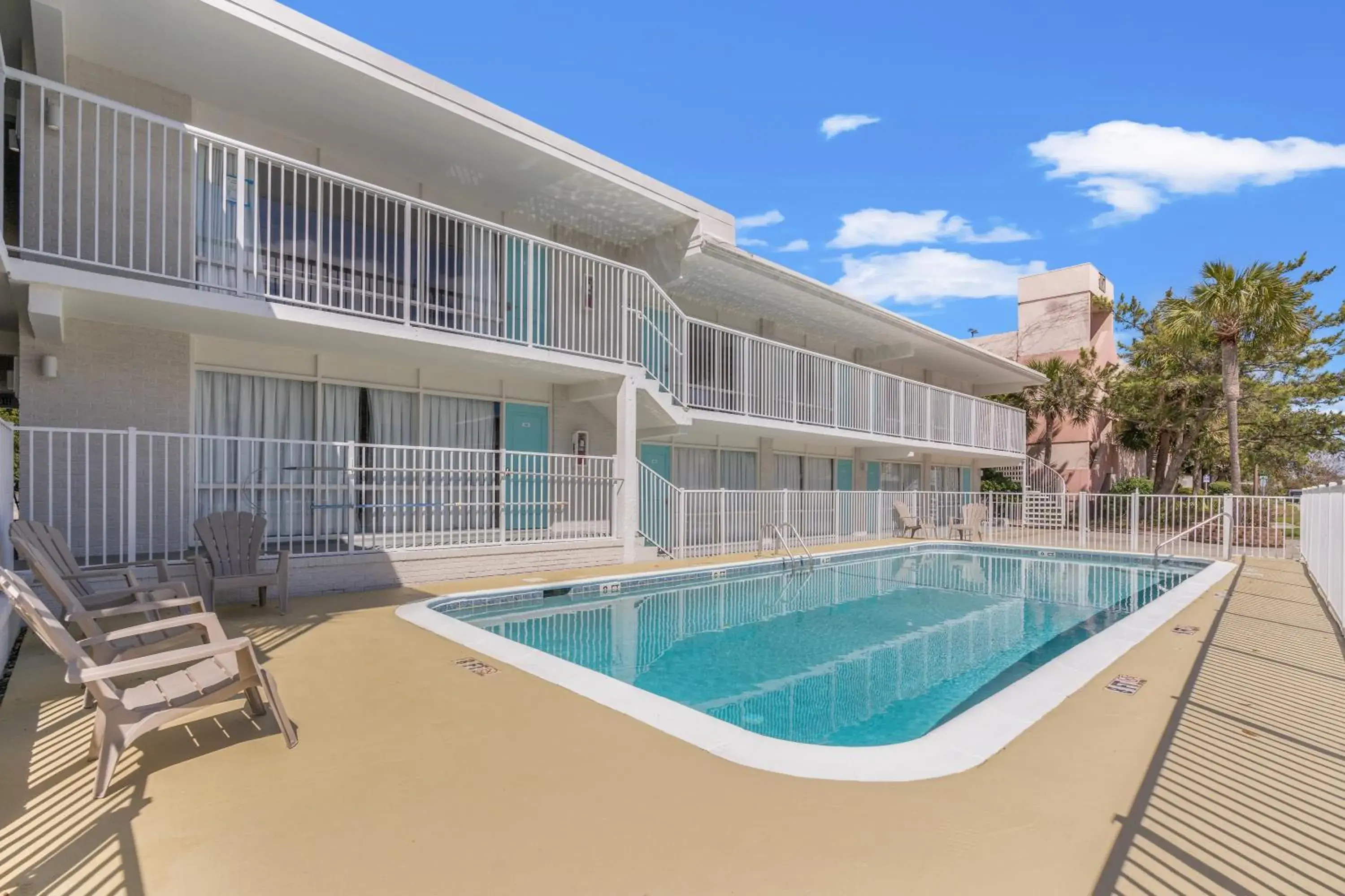 Swimming pool in Fin's Inn Swimming pool in Fin's Inn